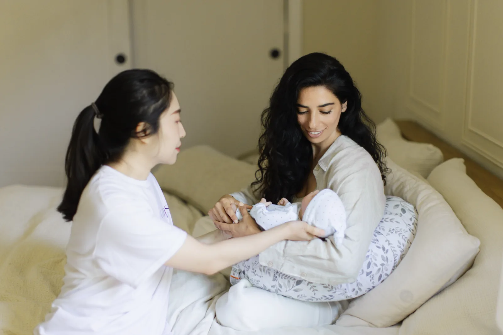 Doula on Cooings supporting mother and newborn at home